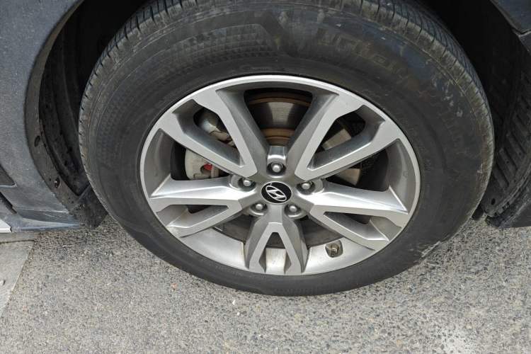 Used Hyundai Santa Fe 2013 2.0T Automatic All-Wheel Drive Top Trim Right Front Wheel Hub
