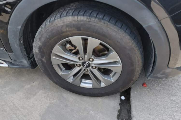 Used Hyundai Santa Fe 2013 2.4L Automatic Two-Wheel Drive Smart Version Right Front Wheel Hub