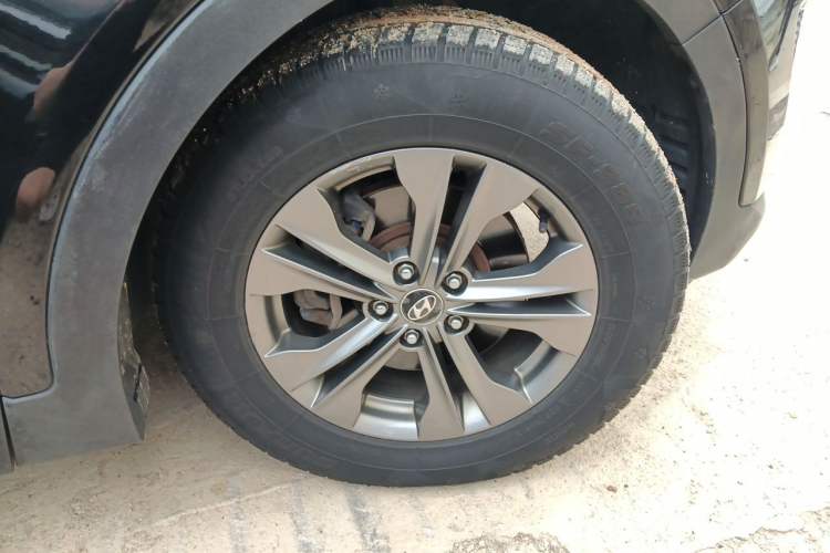 Used Hyundai Santa Fe 2013 2.4L Automatic 4x4 Smart Version Right Front Wheel Hub
