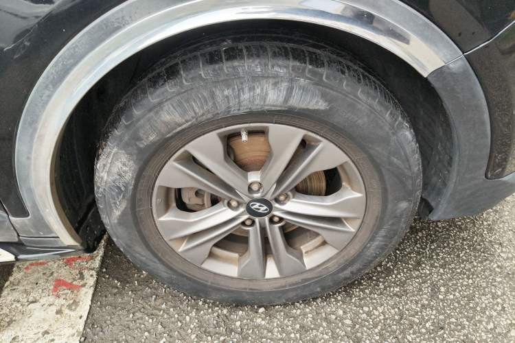Used Hyundai Santa Fe 2013 2.4L Automatic Two-Wheel Drive Smart Version Right Front Wheel Hub