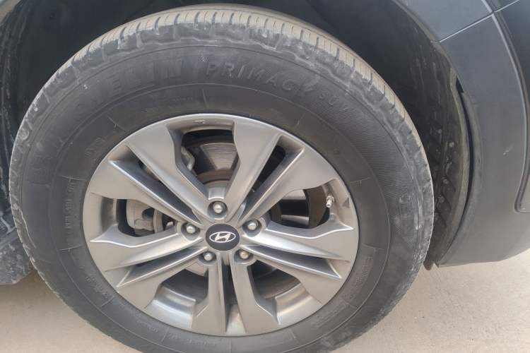 Used Hyundai Santa Fe 2013 2.4L Automatic Two-Wheel Drive Smart Version Right Front Wheel Hub