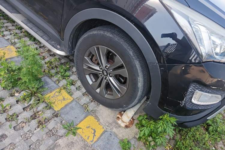 Used Hyundai Santa Fe  Right Front Wheel Hub