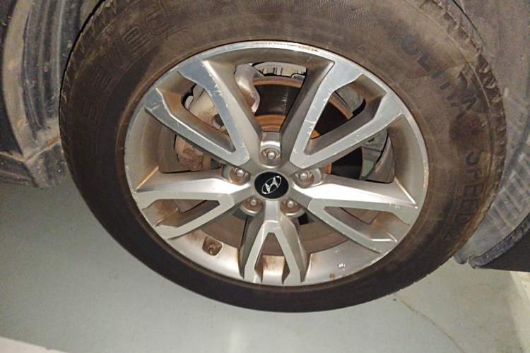 Used Hyundai Santa Fe 2013 Facelifted Version 2.0T Automatic Two-Wheel Drive Prestige Edition Right Front Wheel Hub