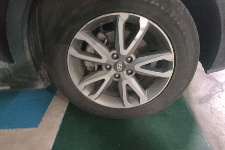 Used Hyundai Santa Fe 2013 Revised Version 2.0T Automatic All-Wheel Drive Prestige Edition Right Front Wheel Hub
