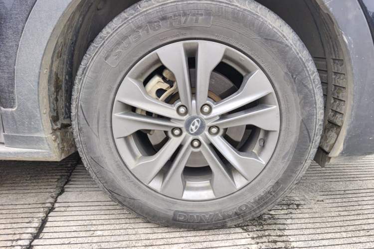 Used Hyundai Santa Fe 2013 2.4L Automatic Two-Wheel Drive Smart Version Right Front Wheel Hub