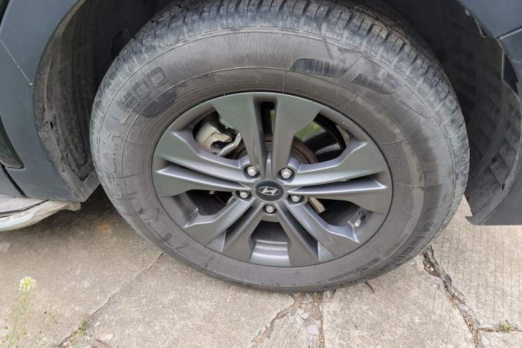 Used Hyundai Santa Fe 2013 2.4L Automatic Two-Wheel Drive Smart Version Right Front Wheel Hub