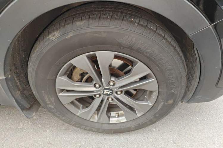 Used Hyundai Santa Fe 2013 2.4L Automatic Two-Wheel Drive Smart Version Right Front Wheel Hub