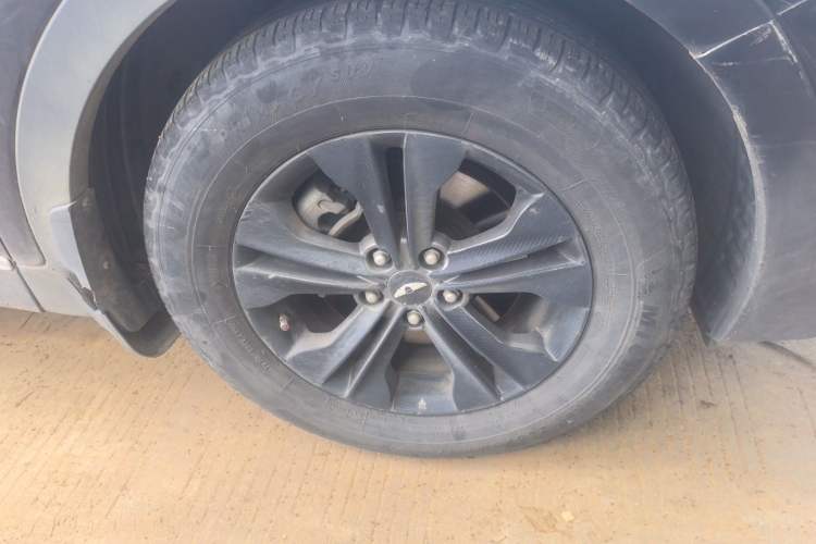 Used Hyundai Santa Fe 2013 2.4L Automatic Two-Wheel Drive Smart Version Right Front Wheel Hub