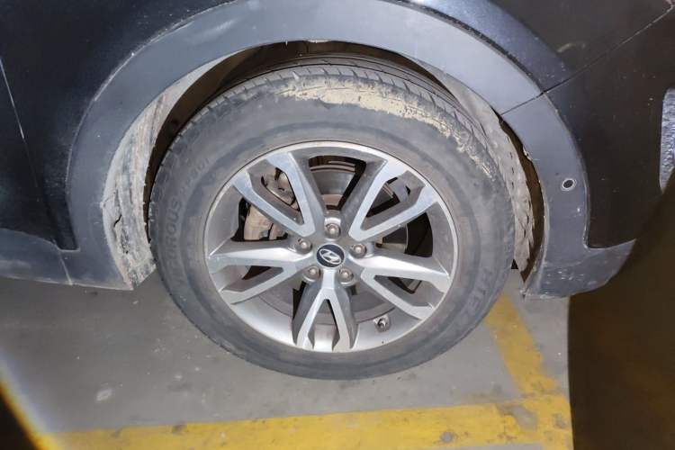 Used Hyundai Santa Fe 2013 2.0T Automatic All-Wheel Drive Top Trim Right Front Wheel Hub
