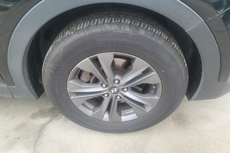 Used Hyundai Santa Fe 2013 2.4L Automatic 2WD Comfort Edition Right Front Wheel Hub