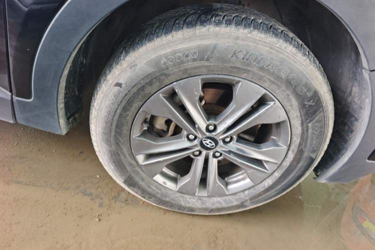 Used Hyundai Santa Fe 2013 2.4L Automatic Two-Wheel Drive Smart Version Right Front Wheel Hub