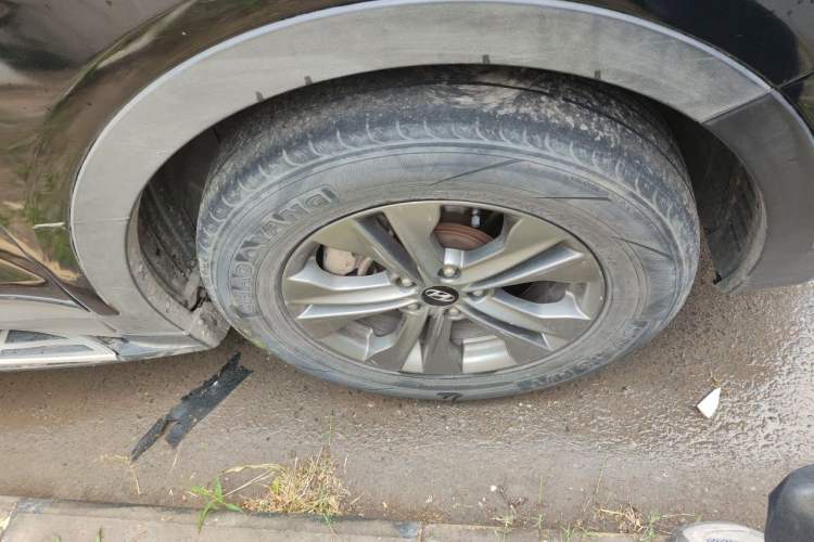 Used Hyundai Santa Fe 2013 2.4L Automatic Two-Wheel Drive Smart Version Right Front Wheel Hub