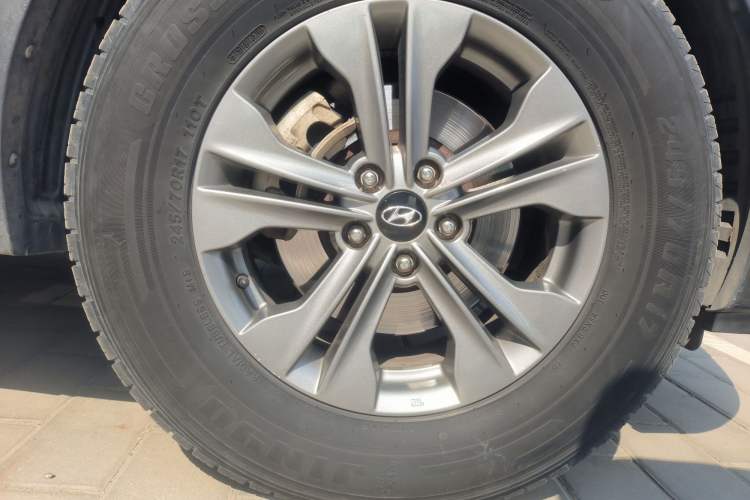 Used Hyundai Santa Fe 2013 2.4L Automatic Two-Wheel Drive Smart Version Right Front Wheel Hub
