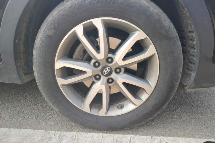 Used Hyundai Santa Fe 2013 Revised Version 2.4L Automatic All-Wheel Drive Luxury Trim Right Front Wheel Hub