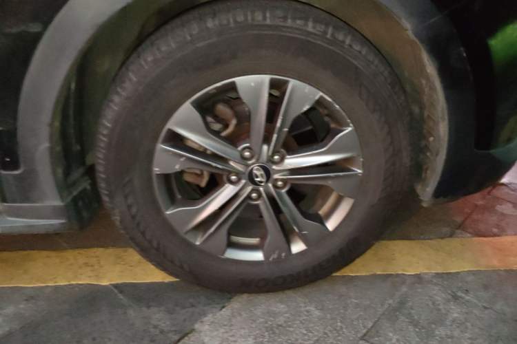 Used Hyundai Santa Fe 2013 2.4L Automatic Two-Wheel Drive Smart Version Right Front Wheel Hub