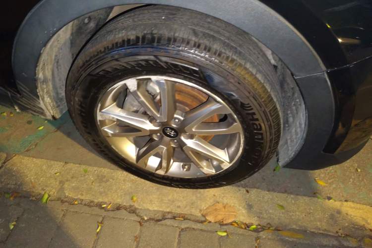 Used Hyundai Santa Fe 2013 Revised Version 2.4L Automatic All-Wheel Drive Luxury Trim Right Front Wheel Hub