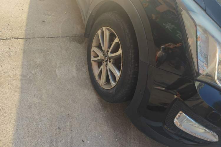 Used Hyundai Santa Fe 2013 2.0T Automatic All-Wheel Drive Top Trim Right Front Wheel Hub