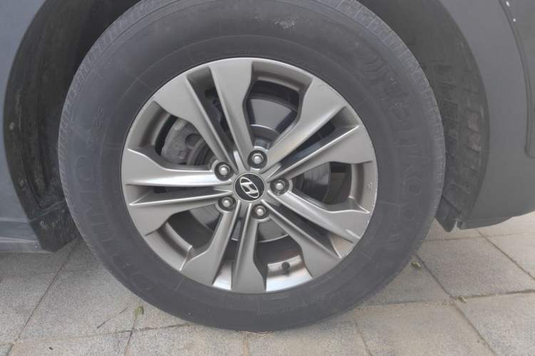 Used Hyundai Santa Fe 2013 2.4L Automatic 4x4 Smart Version Right Front Wheel Hub