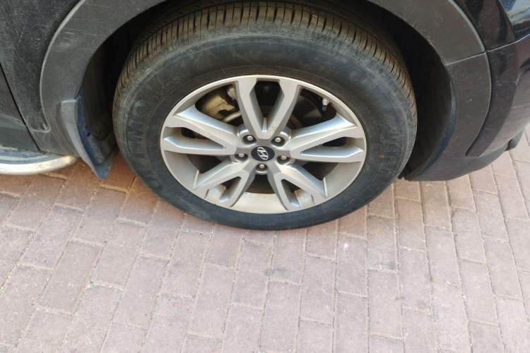 Used Hyundai Santa Fe 2013 2.4L Automatic 4x4 Prestige Edition Right Front Wheel Hub