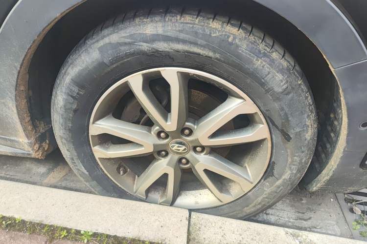 Used Hyundai Santa Fe 2013 2.0T Automatic All-Wheel Drive Top Trim Right Front Wheel Hub