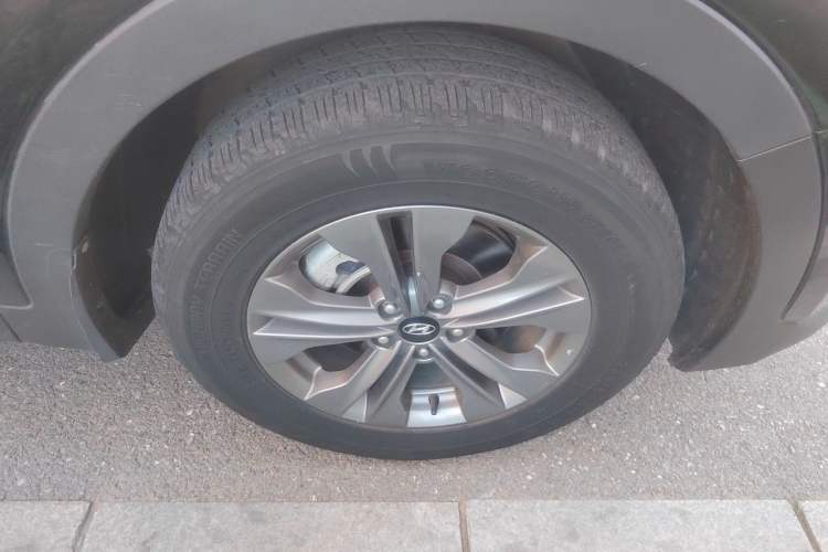 Used Hyundai Santa Fe 2013 2.4L Automatic Two-Wheel Drive Smart Version Right Front Wheel Hub