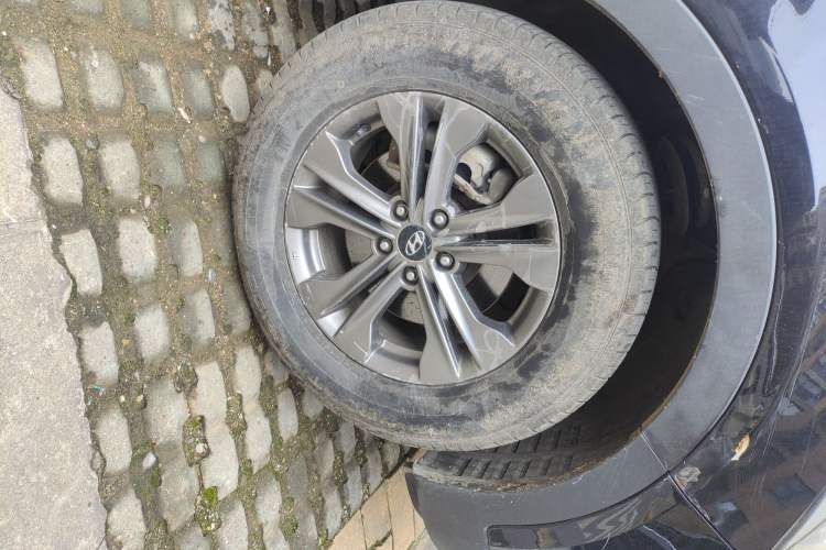 Used Hyundai Santa Fe 2013 2.4L Automatic Two-Wheel Drive Smart Version Right Front Wheel Hub