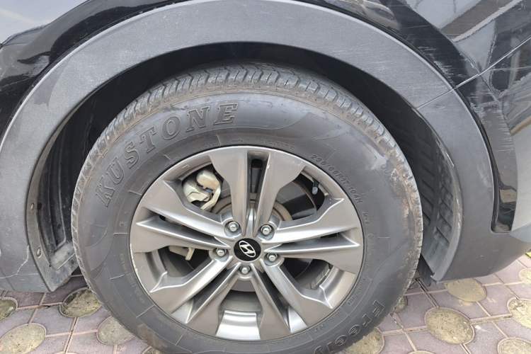 Used Hyundai Santa Fe 2013 2.4L Automatic 4x4 Smart Version Right Front Wheel Hub