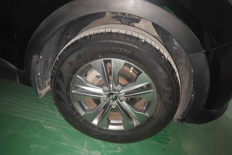 Used Hyundai Santa Fe 2013 2.4L Manual Two-Wheel Drive Comfort Version Right Front Wheel Hub