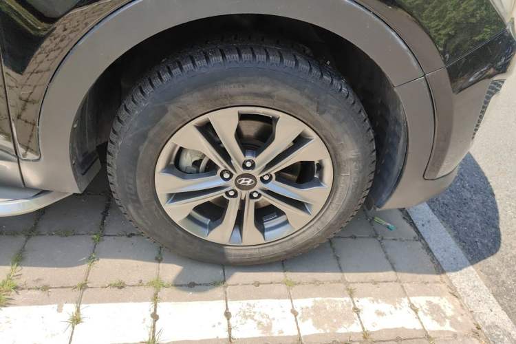 Used Hyundai Santa Fe 2013 2.4L Automatic Two-Wheel Drive Smart Version Right Front Wheel Hub