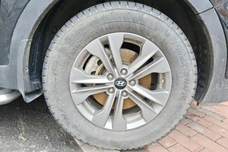 Used Hyundai Santa Fe 2013 2.4L Automatic 2WD Comfort Edition Right Front Wheel Hub