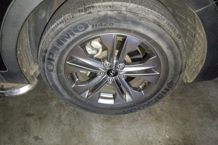 Used Hyundai Santa Fe 2013 2.4L Automatic Two-Wheel Drive Smart Version Right Front Wheel Hub