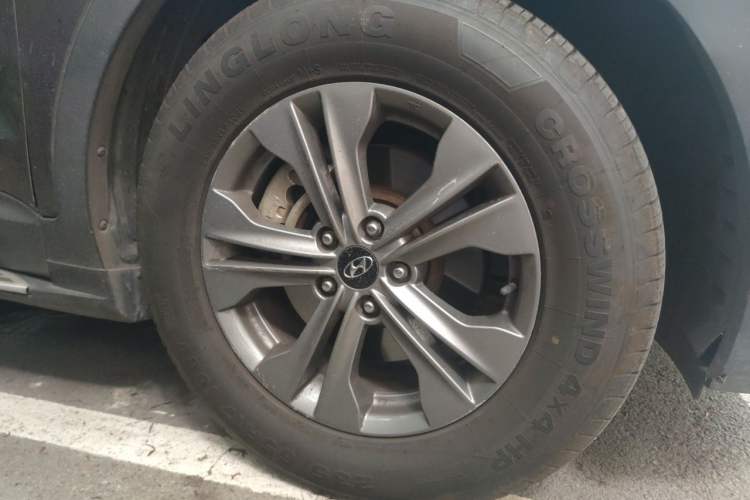 Used Hyundai Santa Fe 2013 2.4L Automatic Two-Wheel Drive Smart Version Right Front Wheel Hub