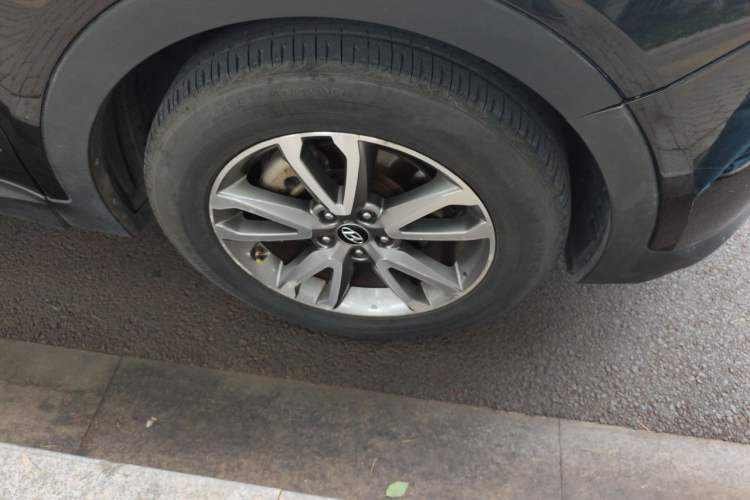 Used Hyundai Santa Fe 2013 Revised Version 2.0T Automatic All-Wheel Drive Prestige Edition Right Front Wheel Hub