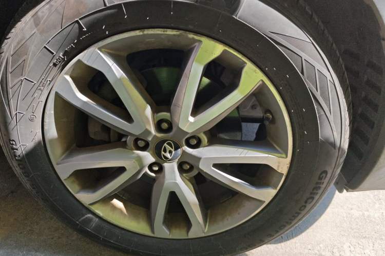 Used Hyundai Santa Fe 2013 2.0T Automatic All-Wheel Drive Top Trim Right Front Wheel Hub