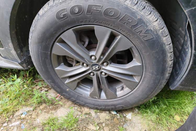 Used Hyundai Santa Fe 2013 2.4L Automatic Two-Wheel Drive Smart Version Right Front Wheel Hub