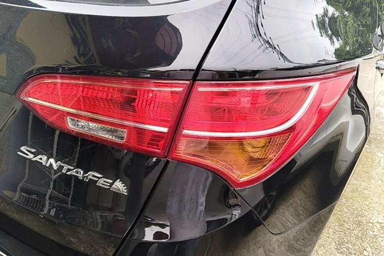 Used Hyundai Santa Fe 2013 2.4L Automatic Two-Wheel Drive Smart Version Right Rear Taillight