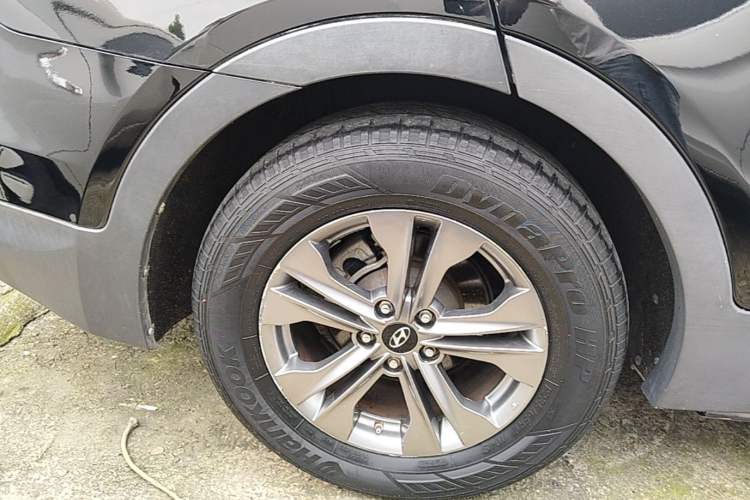 Used Hyundai Santa Fe 2013 2.4L Automatic Two-Wheel Drive Smart Version Right Rear Wheel Hub