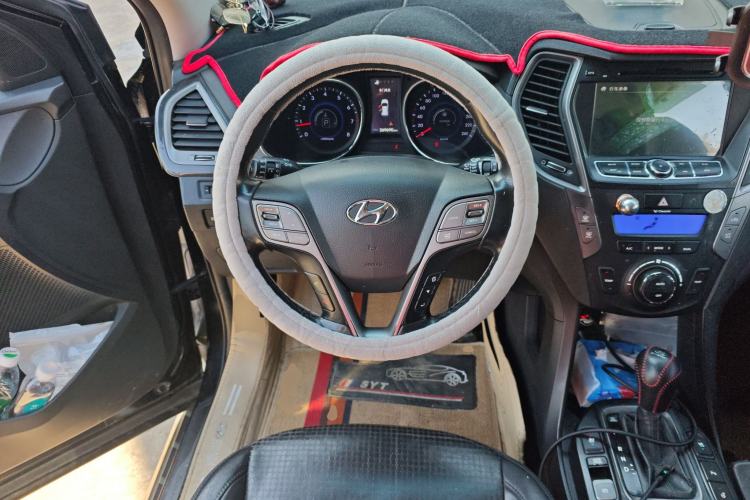 Used Hyundai Santa Fe 2013 2.0T Automatic All-Wheel Drive Top Trim Steering Wheel