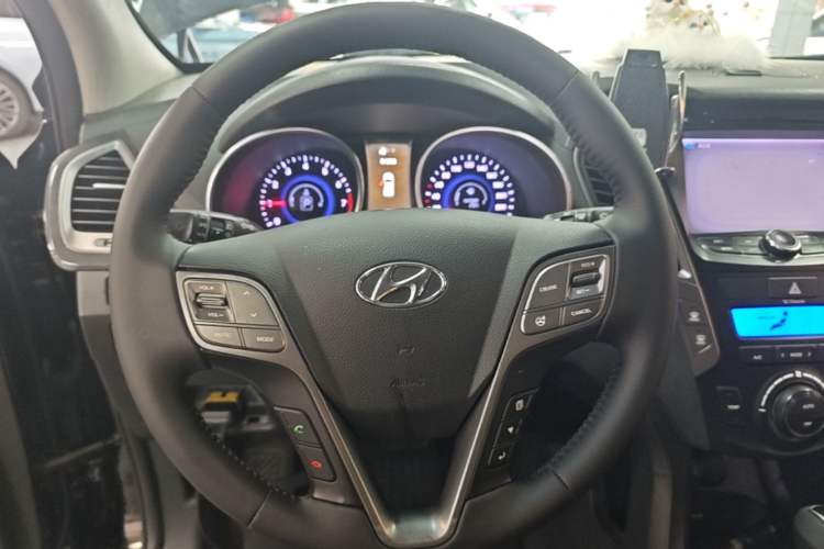 Used Hyundai Santa Fe 2013 2.4L Automatic Two-Wheel Drive Smart Version Steering Wheel