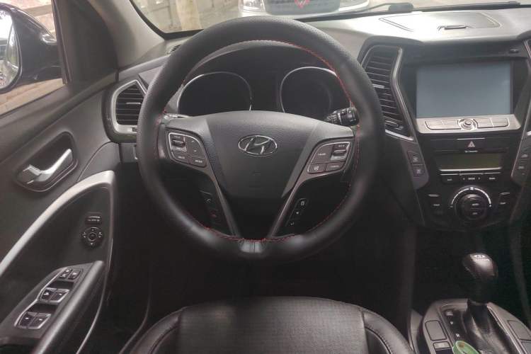 Used Hyundai Santa Fe 2013 2.4L Automatic Two-Wheel Drive Smart Version Steering Wheel