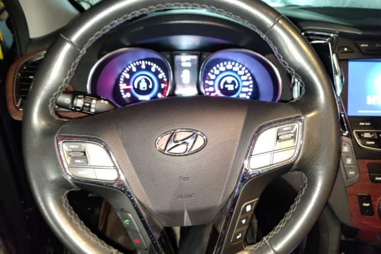Used Hyundai Santa Fe 2013 Revised Version 2.4L Automatic All-Wheel Drive Luxury Trim Steering Wheel