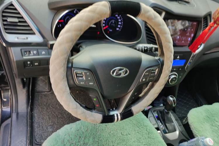 Used Hyundai Santa Fe 2013 2.4L Automatic 4x4 Smart Version Steering Wheel