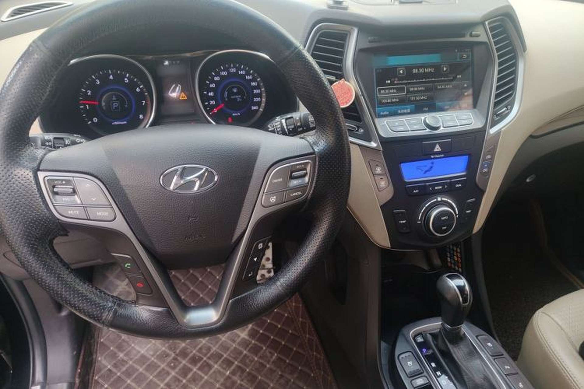 Used Hyundai Santa Fe 2013 2.4L Automatic Two-Wheel Drive Smart Version Steering Wheel