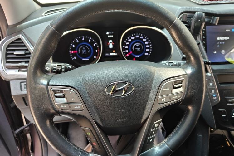 Used Hyundai Santa Fe 2013 Revised Version 2.0T Automatic All-Wheel Drive Top-Tier Trim Steering Wheel