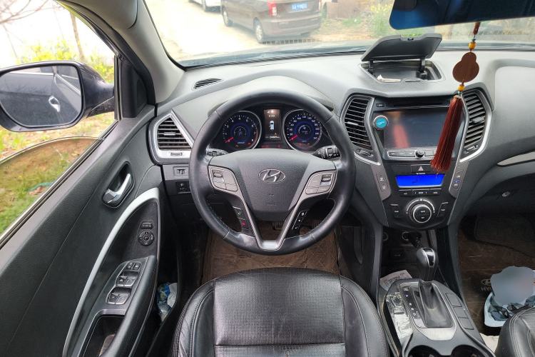 Used Hyundai Santa Fe 2013 2.4L Automatic Two-Wheel Drive Smart Version Steering Wheel