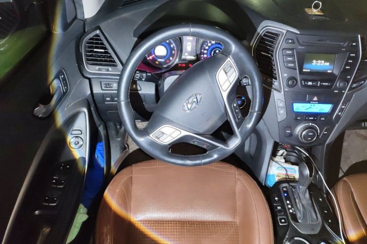 Used Hyundai Santa Fe 2013 2.0T Automatic All-Wheel Drive Top Trim Steering Wheel