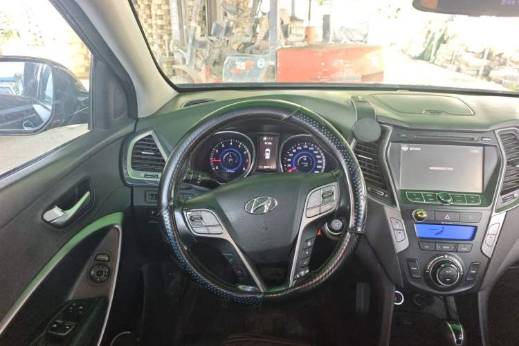 Used Hyundai Santa Fe 2013 2.4L Automatic Two-Wheel Drive Smart Version Steering Wheel