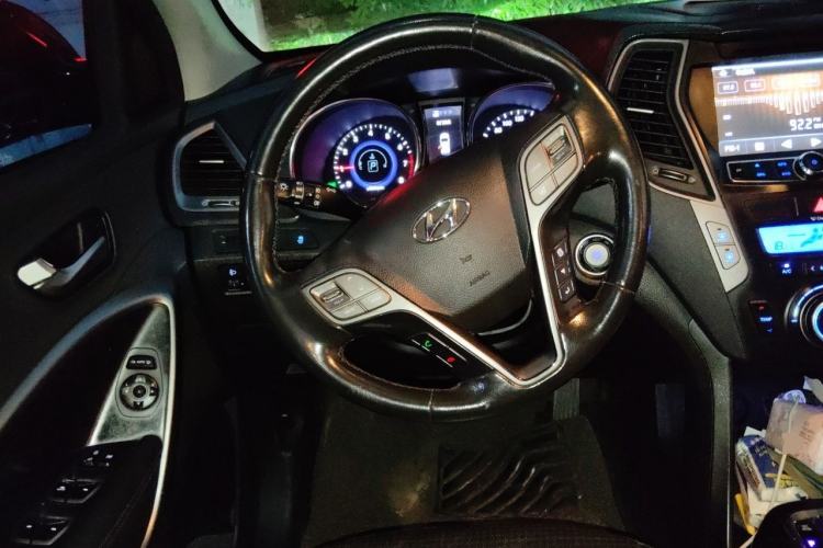 Used Hyundai Santa Fe 2013 2.4L Automatic Two-Wheel Drive Smart Version Steering Wheel