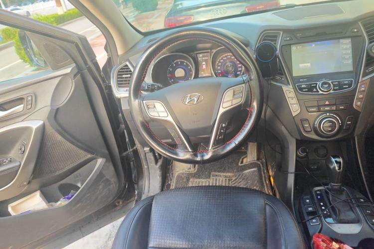 Used Hyundai Santa Fe 2013 2.0T Automatic All-Wheel Drive Top Trim Steering Wheel