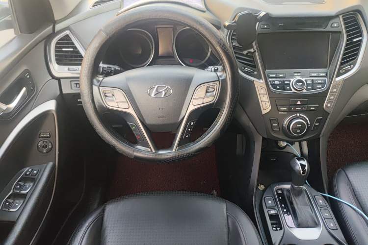 Used Hyundai Santa Fe 2013 2.0T Automatic All-Wheel Drive Top Trim Steering Wheel